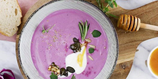 Red cabbage soup with honey crunch