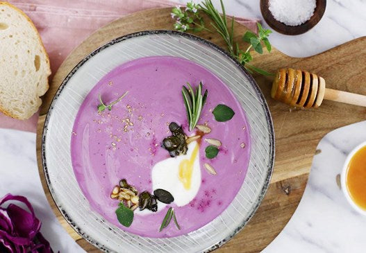 Red cabbage soup with honey crunch